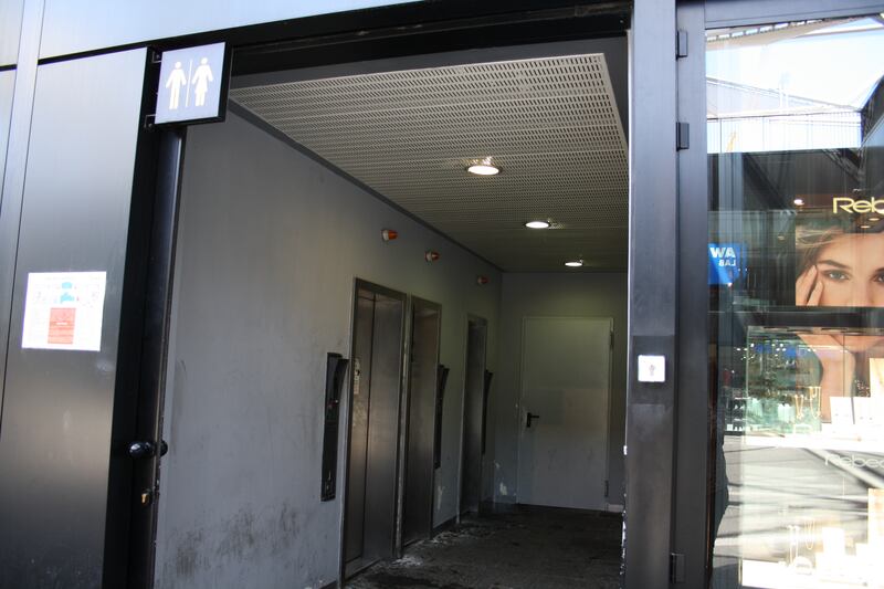 Napoli, i "bagni dell'eroina" alla stazione centrale 1