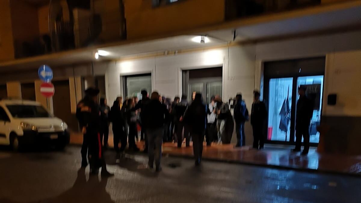 Treviglio, gli antifascisti bloccano l'accesso alla sede di Fdi