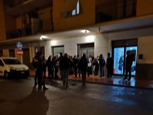 Treviglio, gli antifascisti bloccano l'accesso alla sede di Fdi