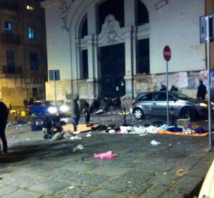 Dopo lo sgombero, ritorna il suq della "monnezza" all'ingresso di Napoli 3