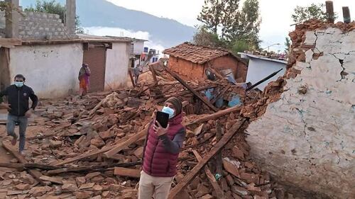 Gli edifici distrutti e le persone ferite dal terremoto in Nepal 6