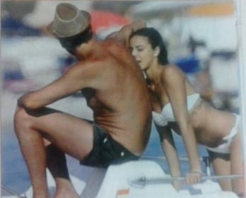 Roberto Farnesi al mare con la fidanzata: baci e carezze hot 1
