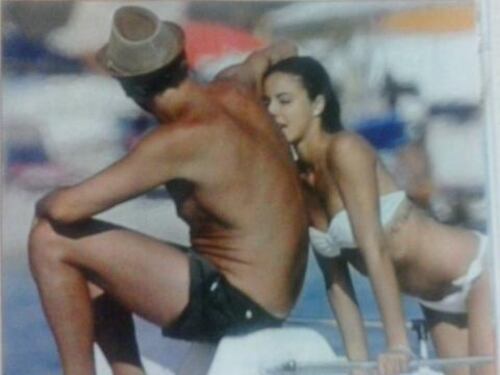 Roberto Farnesi al mare con la fidanzata: baci e carezze hot