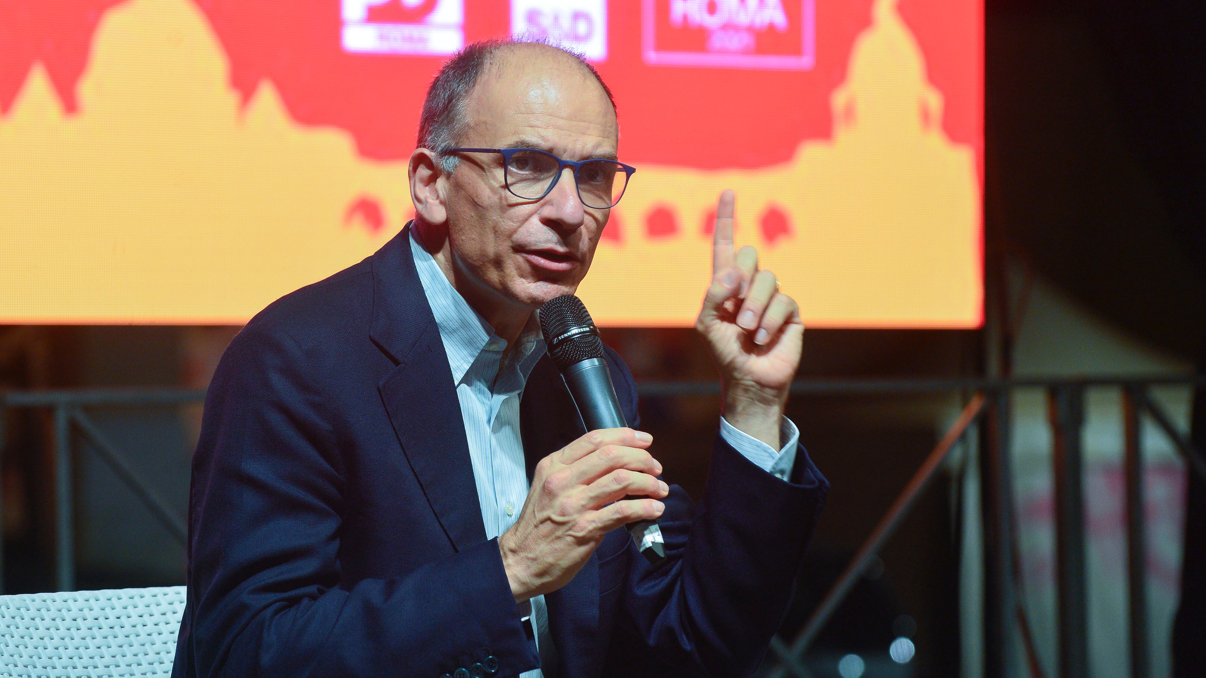 "Vestito da nazista a un party" Il Pd di Letta censura l'ospite