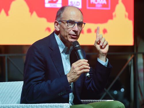 "Vestito da nazista a un party" Il Pd di Letta censura l'ospite