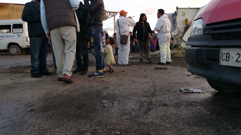 Accampati in un'ex fabbrica i rom sgomberati a Giugliano 6