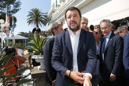 Salvini si mette la giacca 7