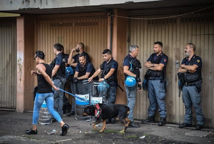 Blitz delle forze dell'ordine questa mattina in via Bolla 10
