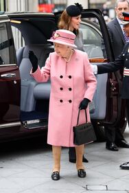 La Regina Elisabetta e Kate Middleton in visita al King's College  6