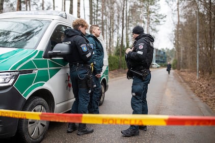 Polizia fuori casa di Vokov 3