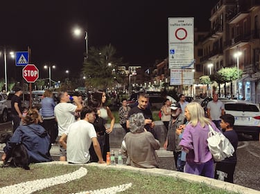 Terremoto nei Campi Flegrei, gente in strada da Pozzuoli a Napoli 9