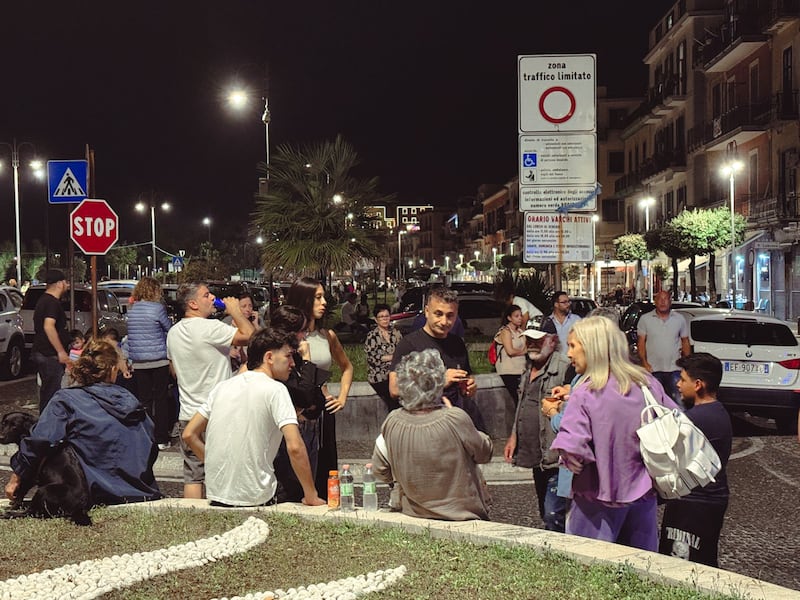 Terremoto nei Campi Flegrei, gente in strada da Pozzuoli a Napoli 9