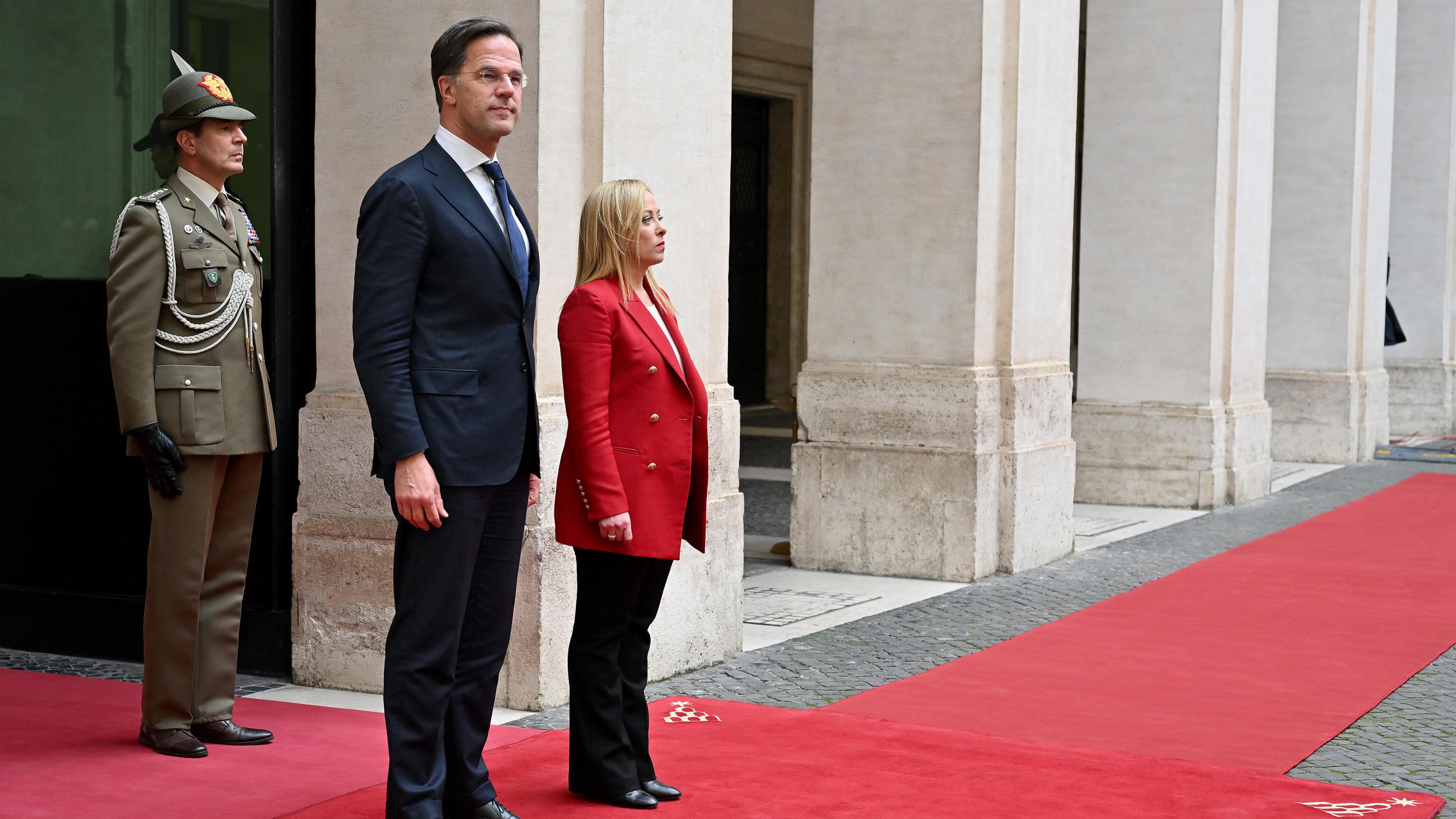 I paletti del Quirinale sul decreto migranti: si tratta fino a notte. Salvini sposa Sunak e la linea del rigore