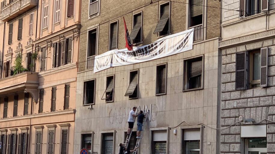Roma, rimossa la scritta di Casapound: "È solo l'inizio"