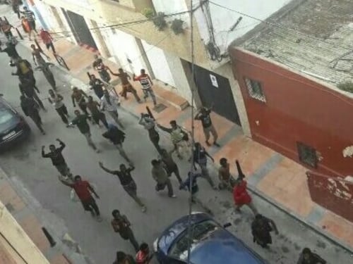 Ceuta, gli immigrati all'assalto: centinaia passano il confine