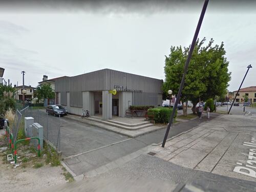Picchia anziani ed entra in auto. Beffa: l'immigrato si salva così