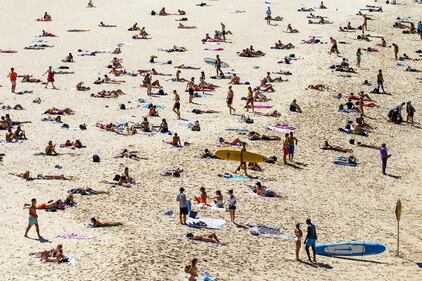 Gli australiani non pensano al coronavirus: in migliaia in spiaggia 5