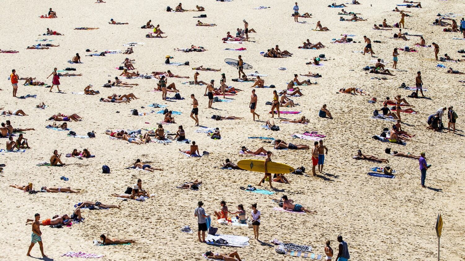 Il virologo Clementi: "Si potrà andare al mare, portandosi la mascherina"