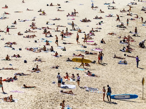Il virologo Clementi: "Si potrà andare al mare, portandosi la mascherina"