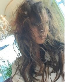 Victoria Beckham a Singapore lotta contro l'umidità che le arriccia i capelli 1