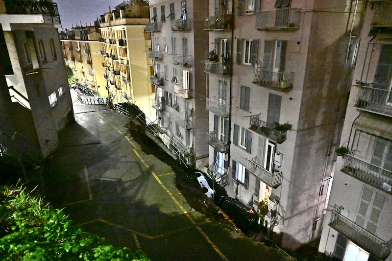 Genova, crolla un parcheggio nel quartiere di Castelletto: le immagini 3