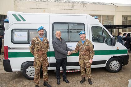 Unifil, il contingente italiano consegna un'abulanza alla municipalità di tiro 10