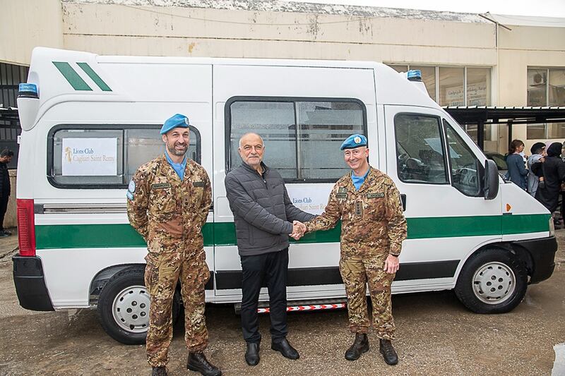 Unifil, il contingente italiano consegna un'abulanza alla municipalità di tiro 10