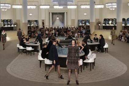 La sfilata di Chanel tra tavoli della roulette e slot 7