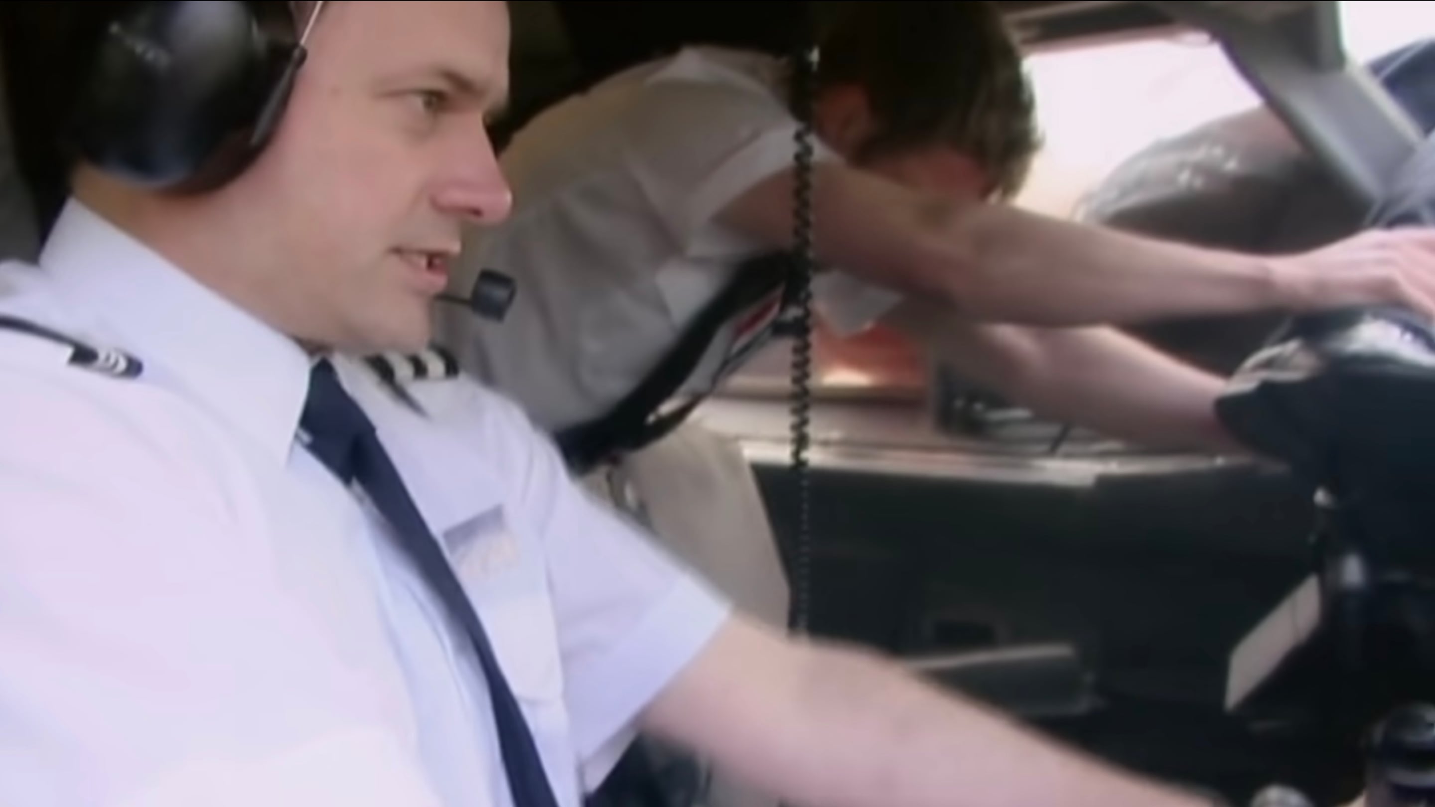 British Airways 5390, il pilota risucchiato fuori dal finestrino si salvò grazie allo steward