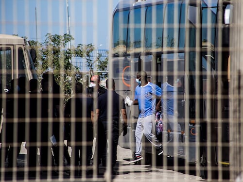 Tensione a Porto Empedocle: i migranti lanciano sedie e tavoli alle forze dell'ordine