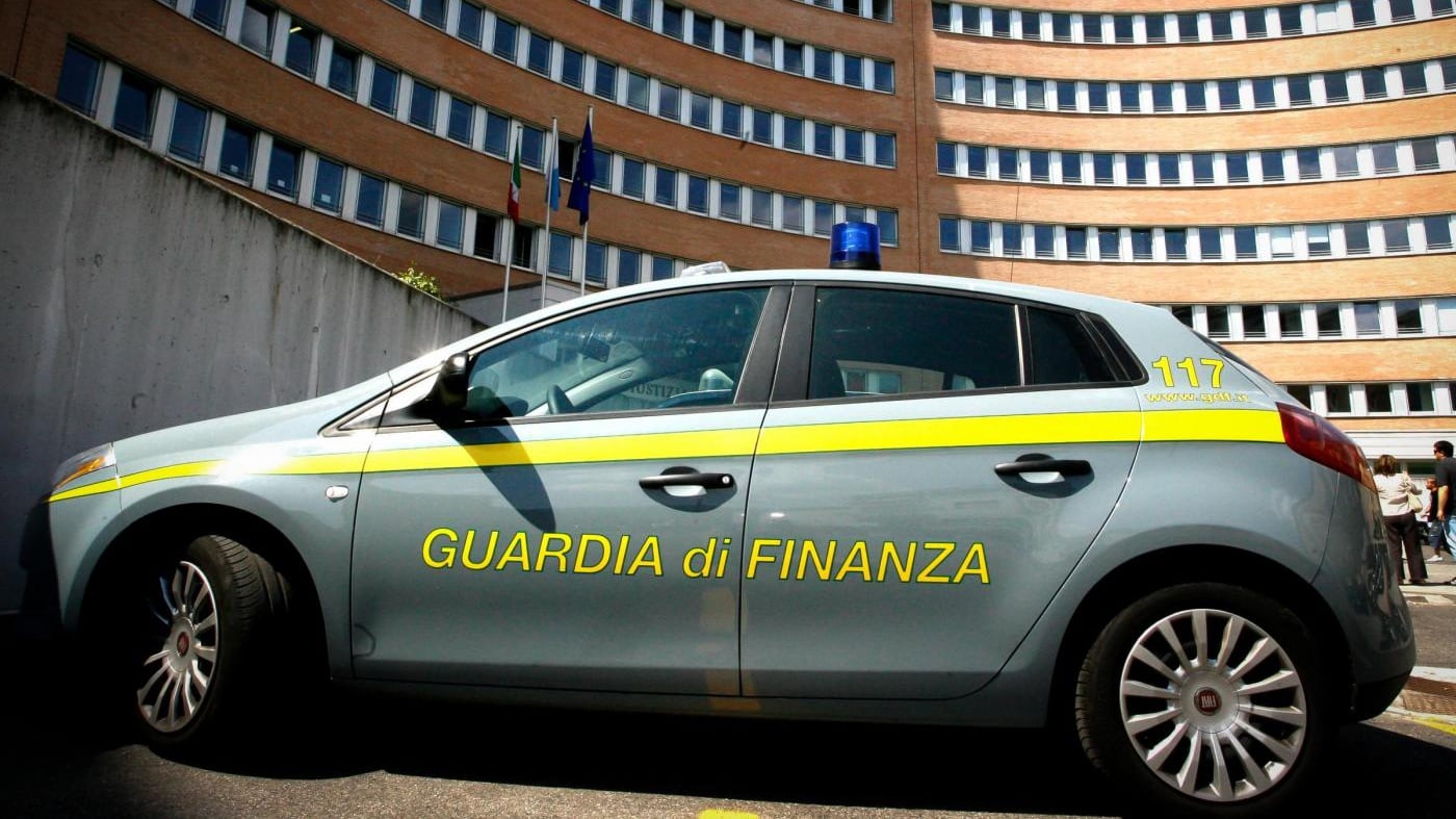 Pontedera, colpita fabbrica che riforniva abusivi con merce falsa