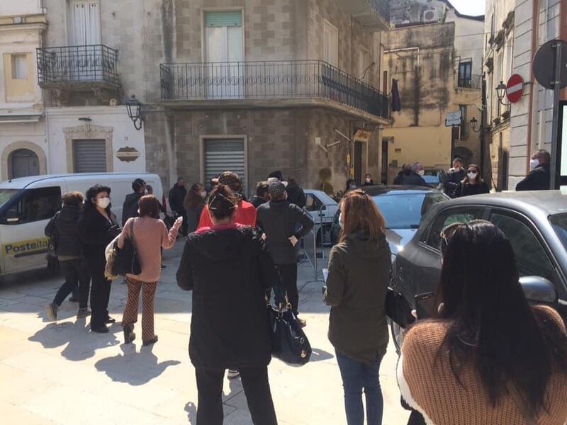 Nel Barese, la fila per ritirare i buoni spesa 7