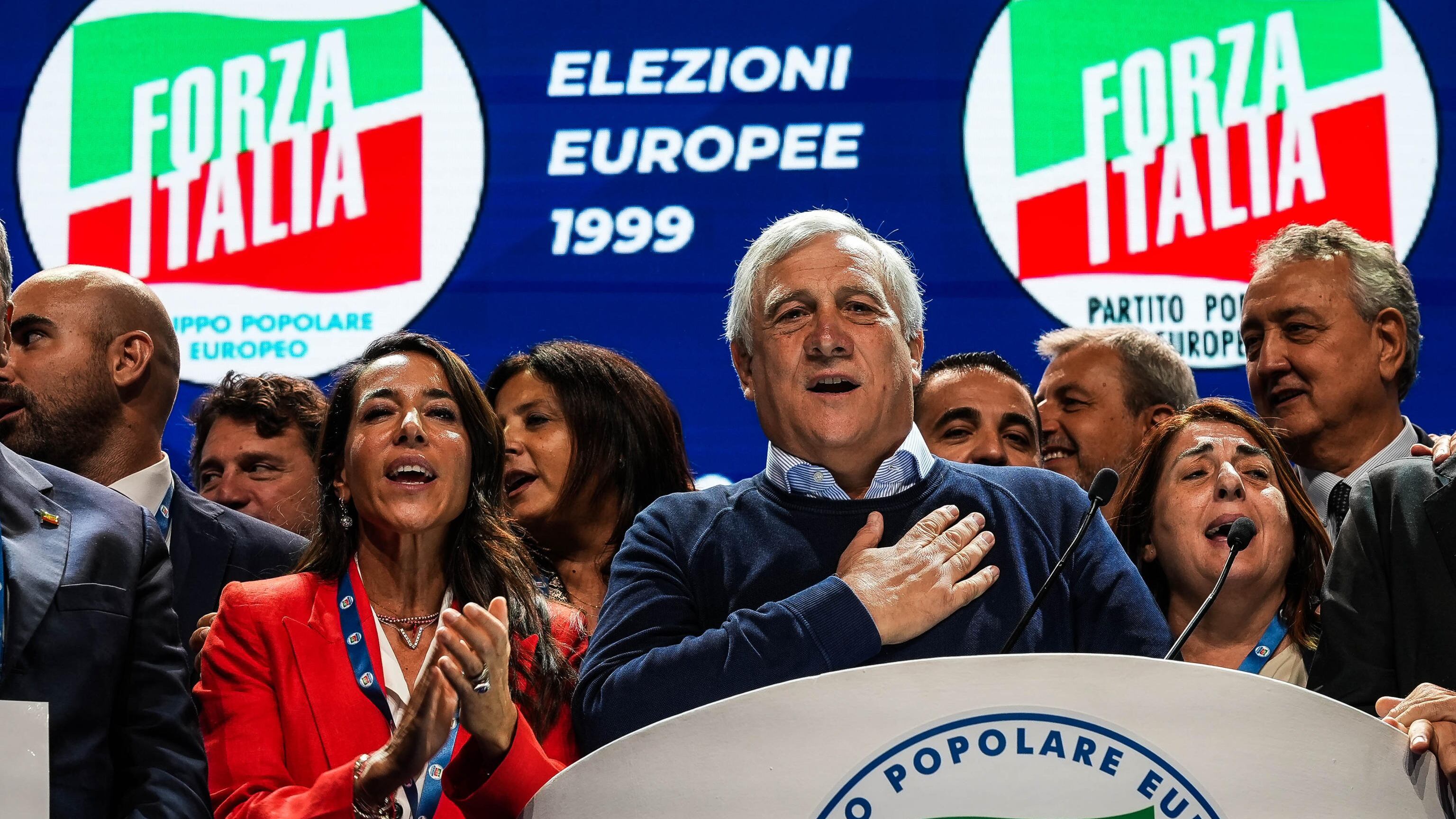 Forza Italia apre la stagione congressuale. Tajani: "Siamo a quota 100mila iscritti"