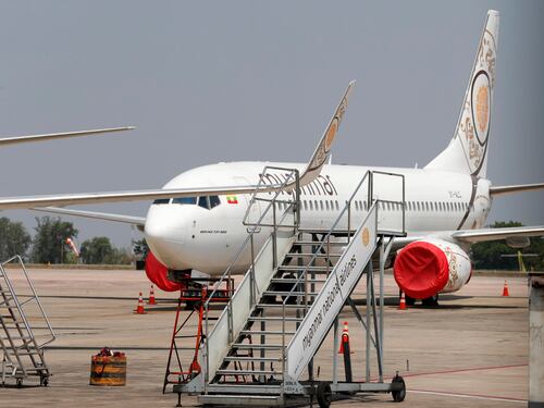 Paura in volo: tre proiettili colpiscono l'aereo, ferito un passeggero