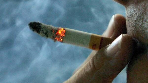 Licenziato perché fuma al lavoro, il giudice lo reintegra