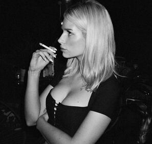 Il decoltè da urlo di Lottie Moss 5
