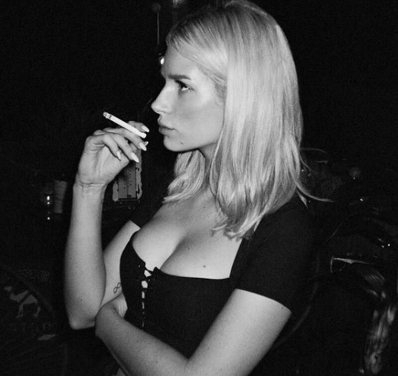 Il decoltè da urlo di Lottie Moss 5