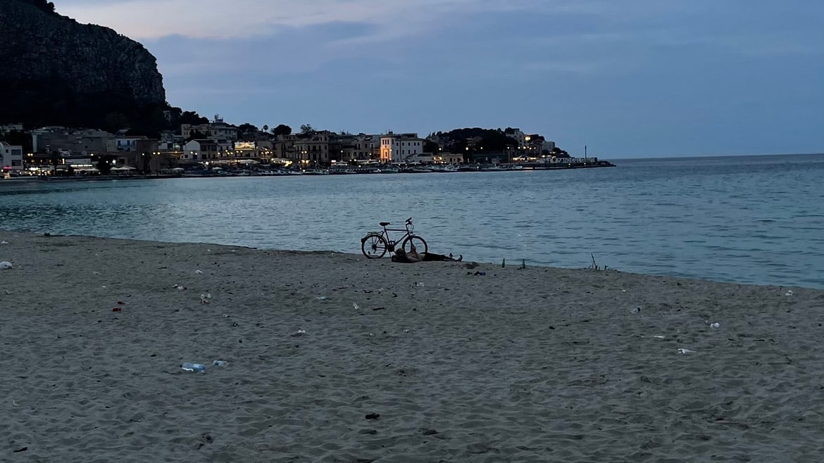 Tra immondizia e vetri, la spiaggia di Mondello è diventata una discarica a cielo aperto