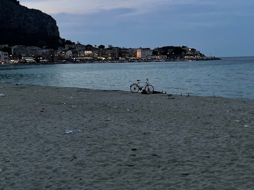 Tra immondizia e vetri, la spiaggia di Mondello è diventata una discarica a cielo aperto