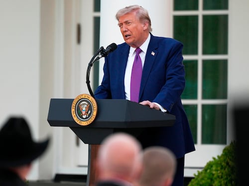 Trump valuta la ripresa dei raid. "La tregua in terapia intensiva"