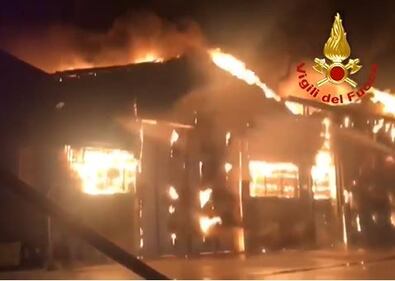 Vasto incendio nel porto di Ancona 3