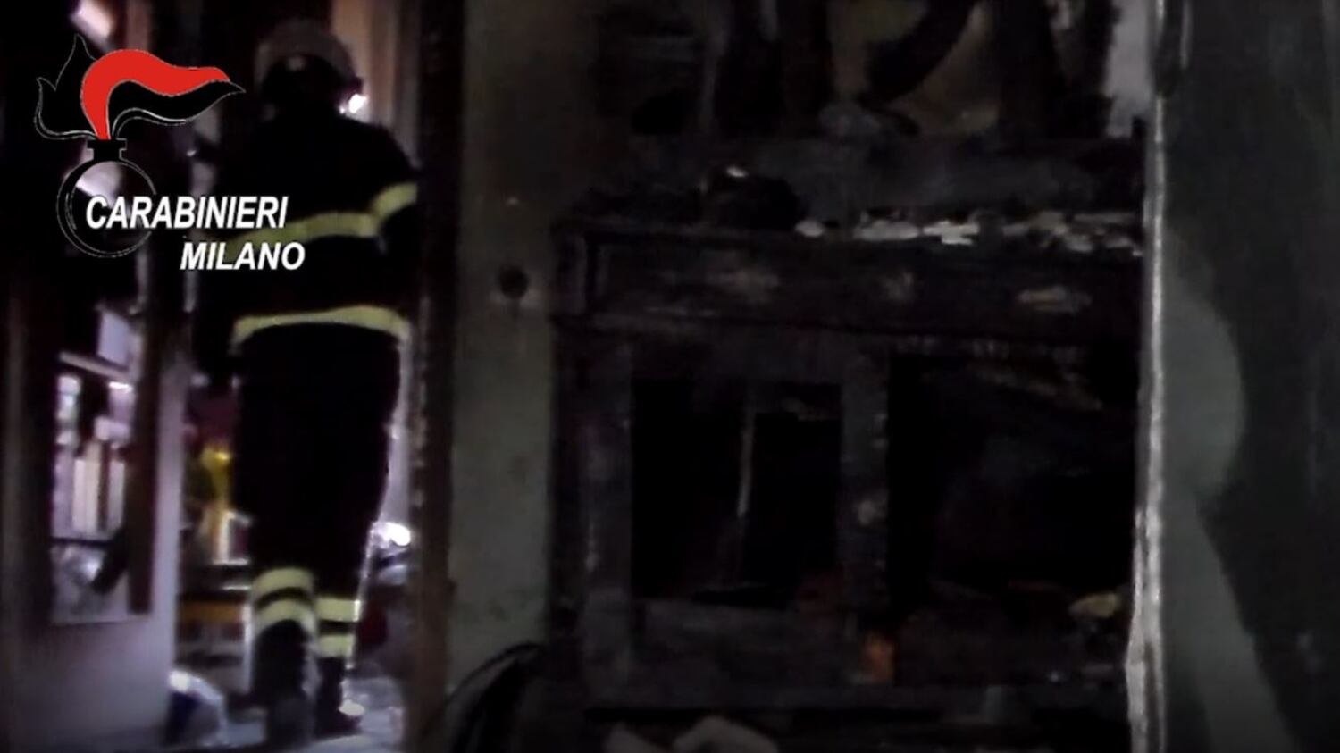 Morte nel rogo della casa. Il fratello finisce in manette