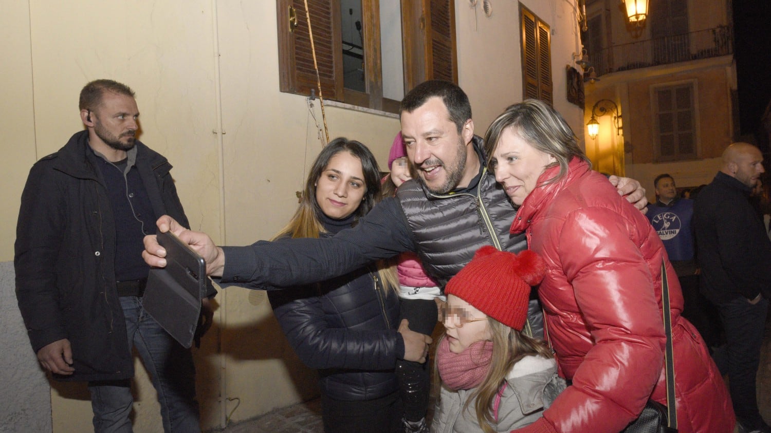 Lo contestano al comizio. Ma Salvini li zittisce così: "Fumatevi meno canne..."
