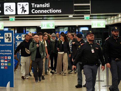 Rientrati in Italia i primi 127 italiani dall’Oman: tra loro anche la famiglia di Crosetto
