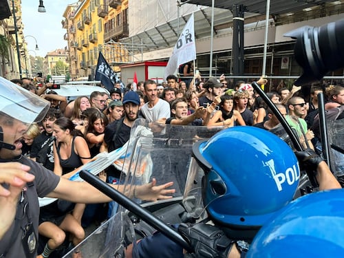 "Solo la lotta...". Ora i centri sociali preparano nuove tensioni
