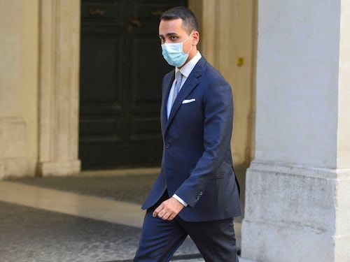 L'aereo militare costretto a cambiare rotta: sgarbo degli Emirati per i pasticci di Di Maio