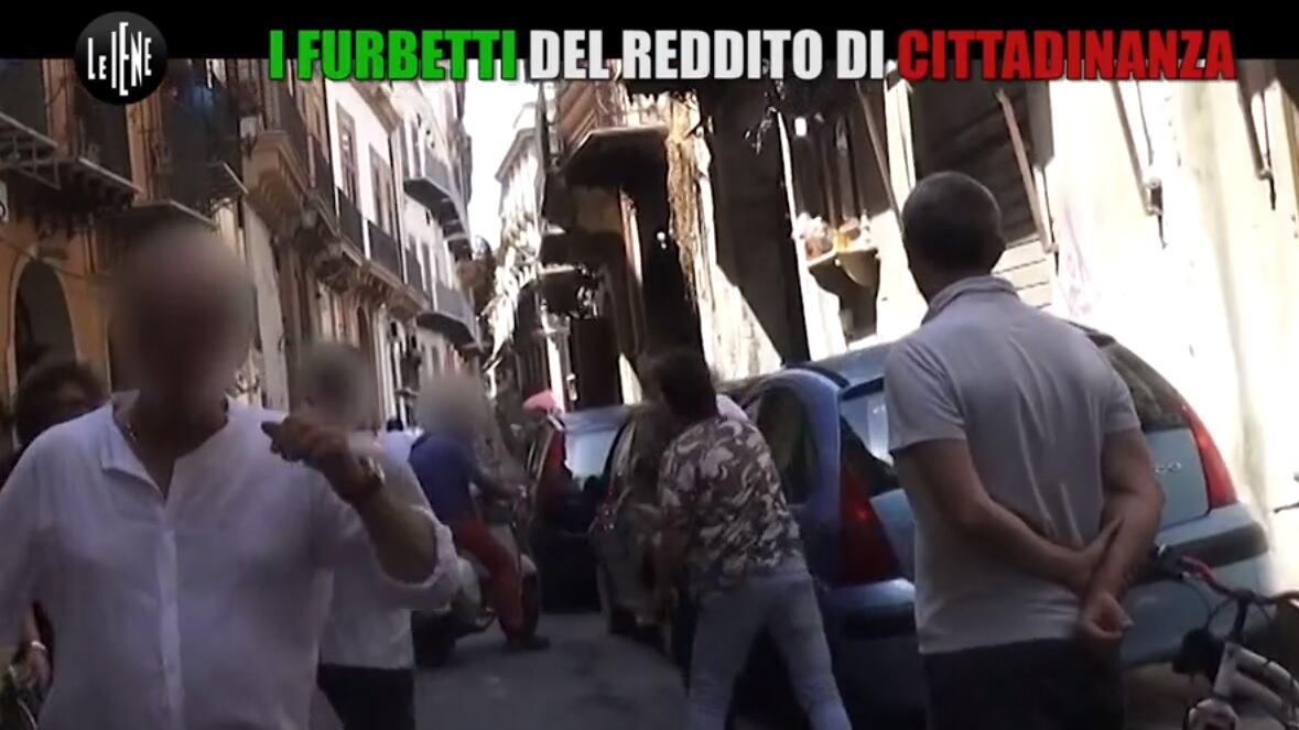 "Non fare lo sbirro": la iena La Vardera presa a calci e pugni