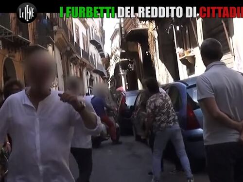 "Non fare lo sbirro": la iena La Vardera presa a calci e pugni