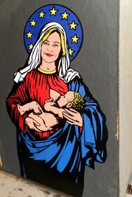 Il drappo blu e l'aureola europea: "Santa Giorgia" madonna laica nel graffito di Milano 4