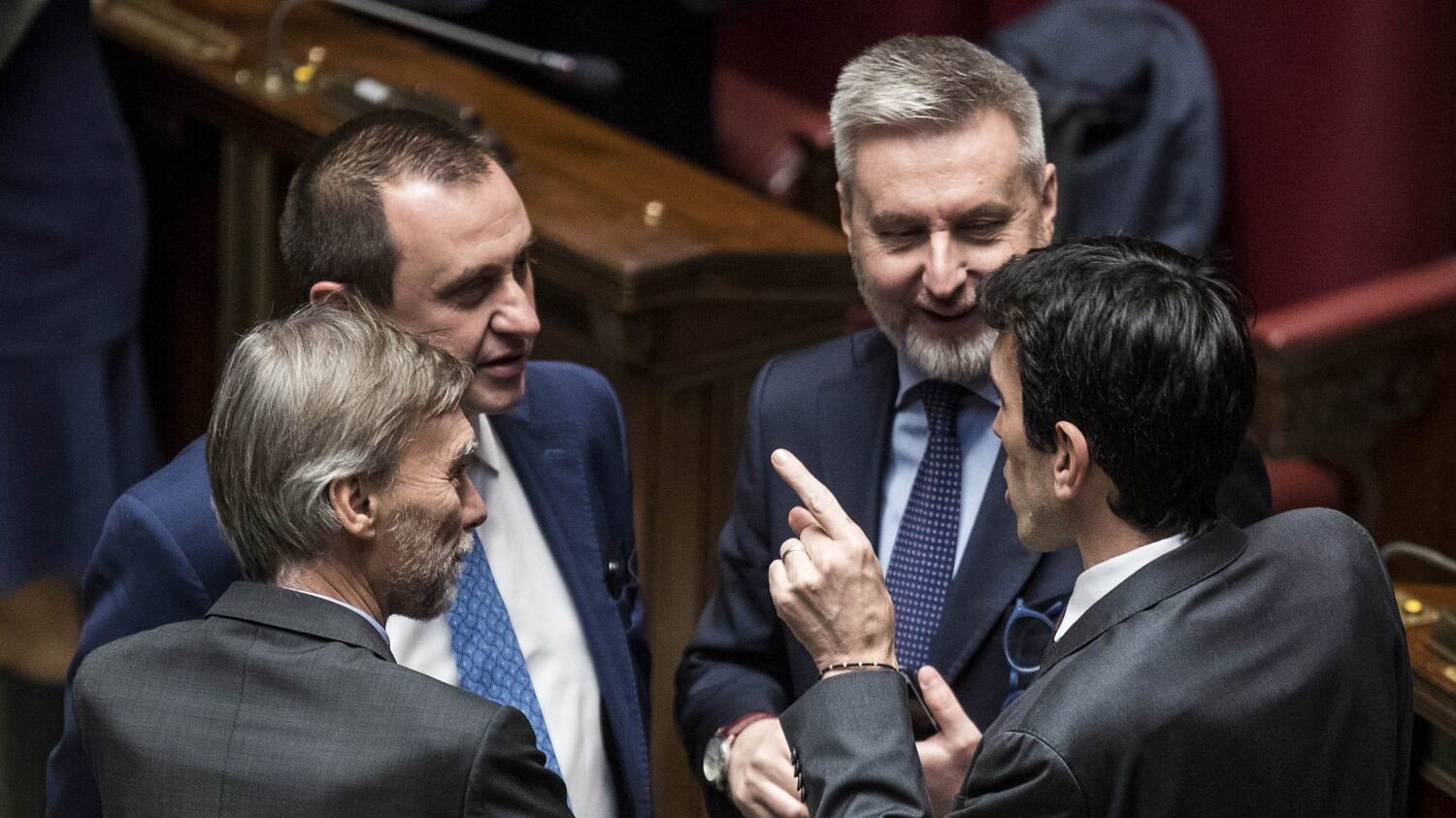 I renziani dormienti in attesa. Sala si sfila dagli "acquisti"